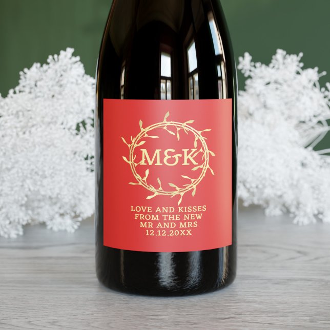 Étiquette à vin rouge et or Mistletoe Wreath (Festive red and gold mistletoe wreath wine label with space for your initials and message)
