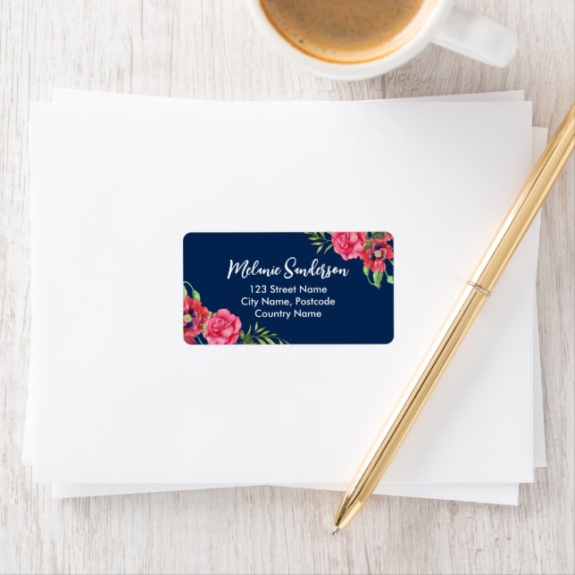Étiquette Aquarelle Rouge et rose Fleurs sur bleu marine fon (En situation)