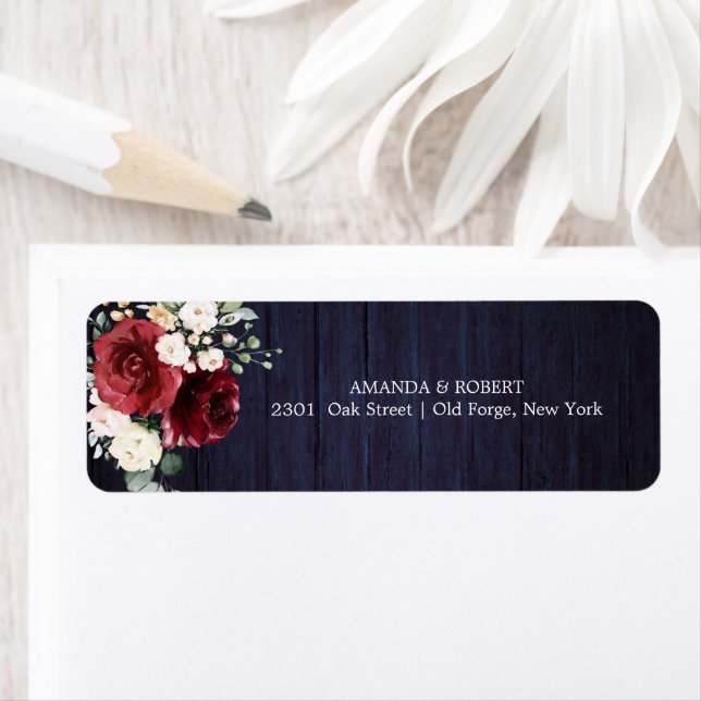 Étiquette Bleue Marine de Mariage en Bois Rustique (En situation)