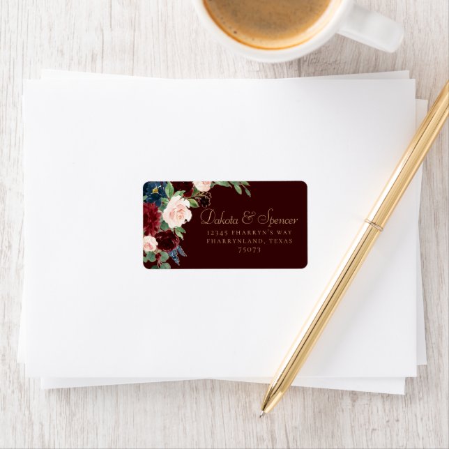 Étiquette Boho Bloom | Dark Elegant Burgundy Adresse de reto (En situation)