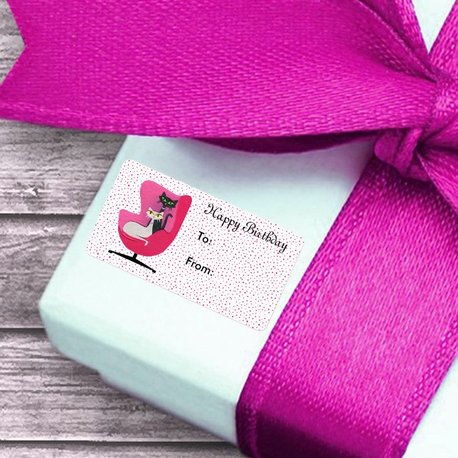 Étiquette Chats de style moyen siècle d'anniversaire Chaises (Atomic cats in vintage pink chair on white with pink polka dots Birthday gift tag stickers.)