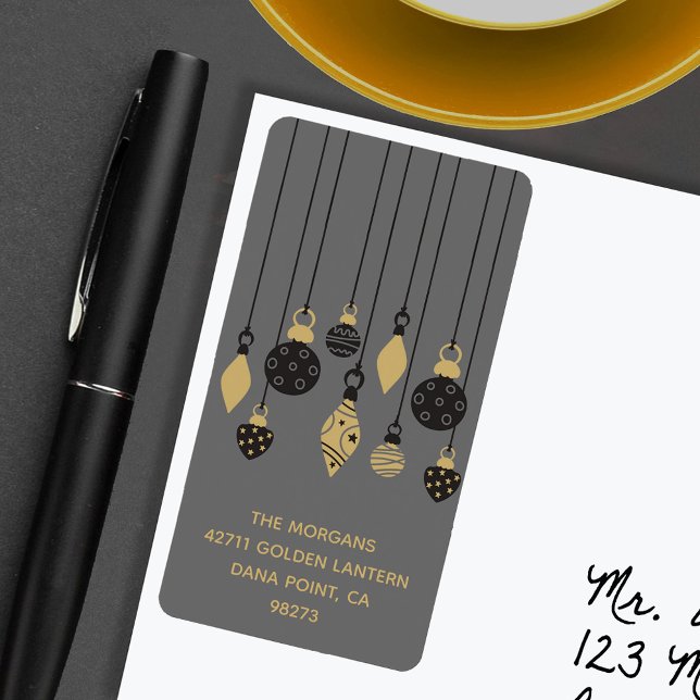 Étiquette Chic Noël Ornements Adresse de vacances (Chic black and gold Christmas tree ornaments on grey holiday return address labels)