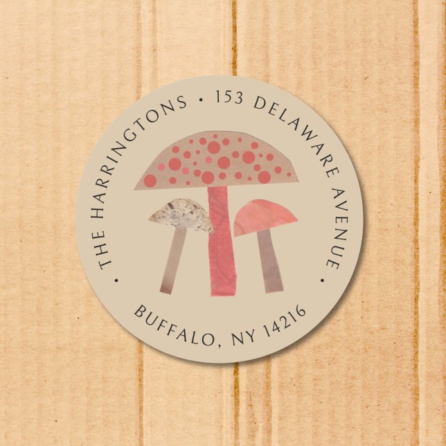 Étiquette d'adresse de retour Brown de champignons (This retro round return address sticker features three cute orange, brown, and beige mushrooms.)
