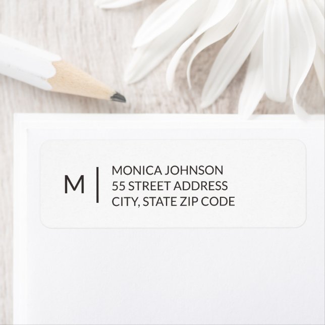 Étiquette d'adresse de retour simple Monogramme (En situation)