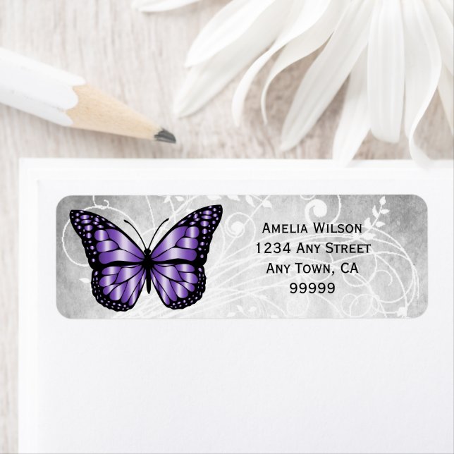 Étiquette de adresse à papillon violet brillant (En situation)