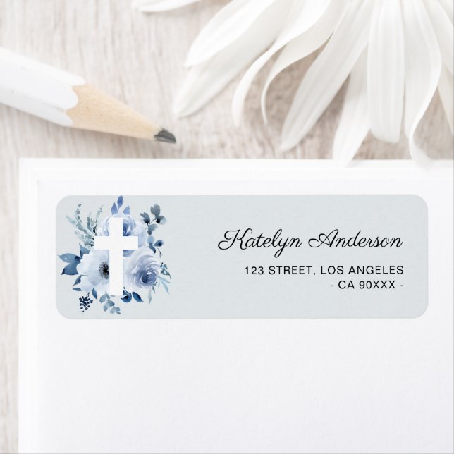Étiquette de adresse de baptême floral bleu poussi (En situation)