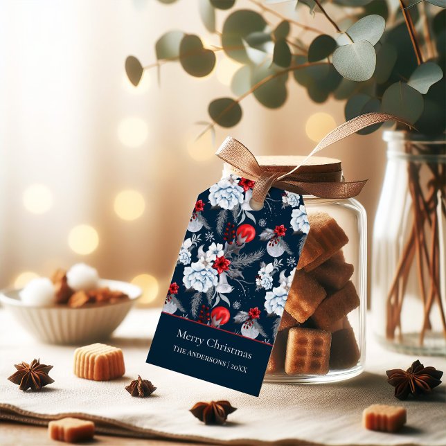 Étiquette de cadeau de Noël joyeux au feuillage bl (Blue Red Silver Foliage Merry Christmas Gift Tag on a small Christmas jar filled with sweets.)