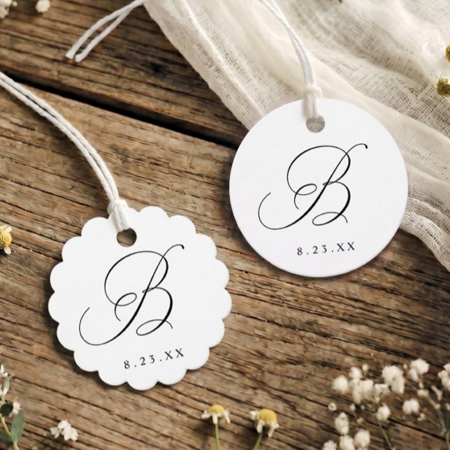 Étiquette de mariage initiale B Calligraphie Éléga (Elegant round and scalloped wedding favor tags with calligraphy monogram initial B.)