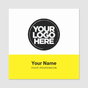 Étiquette de nom de l'employé jaune avec logo ou m