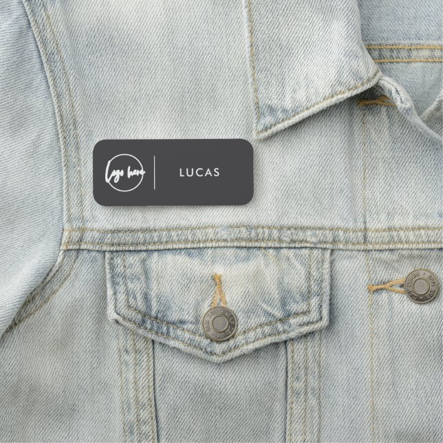 Étiquette de nom d'employé de base avec logo d'ent (En situation)
