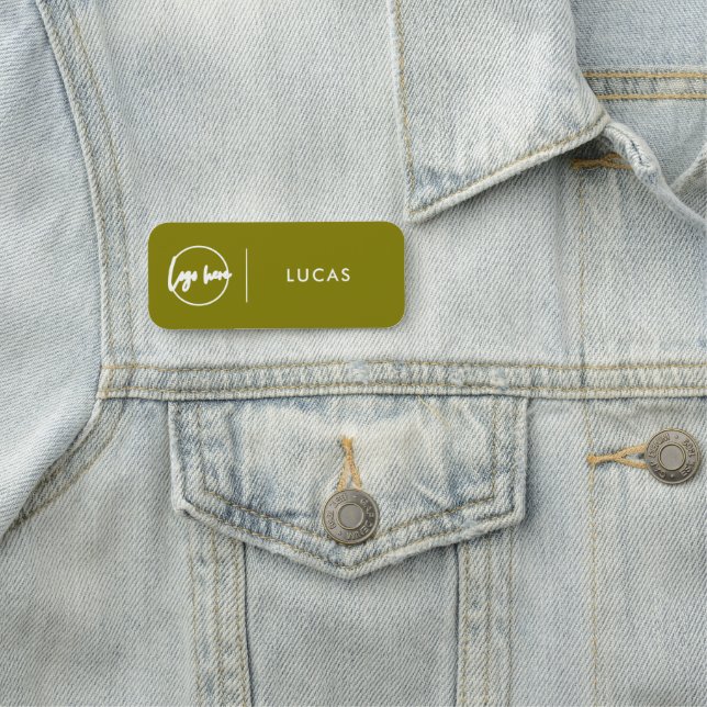 Étiquette de nom d'employé de base avec logo d'ent (En situation)