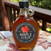 Étiquette de sirop d'érable noir avec feuille d'ér
