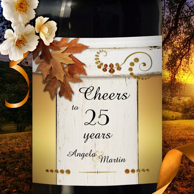 Étiquette de vin de l'année de la chute d'or rusti (Anniversary wine label featuring rustic wood with a chic golden lining and colorful fall leaves)