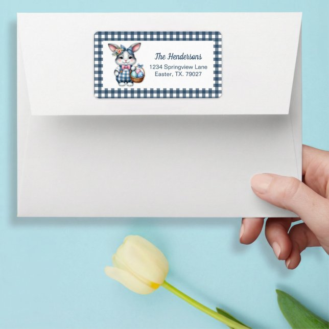 Étiquette Easter Bunny with Basket of Eggs on Blue Gingham (Créateur téléchargé)