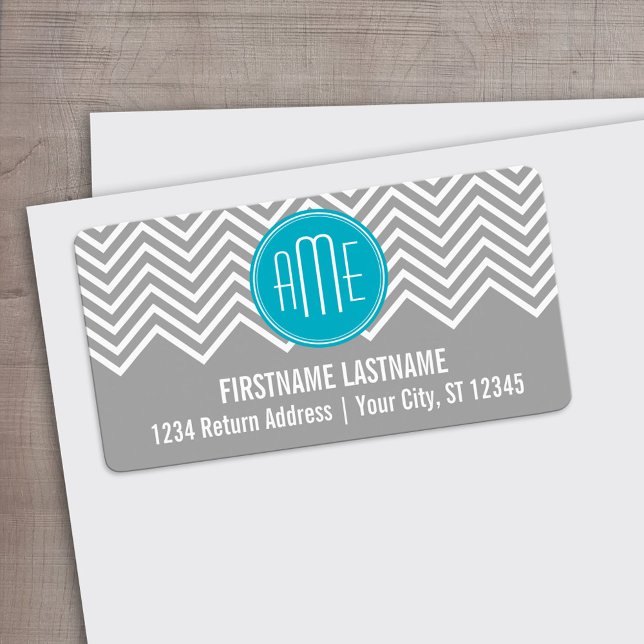 Étiquette Gris et Aqua Chevron Motif avec Monogramme moderne (Custom Address Label)