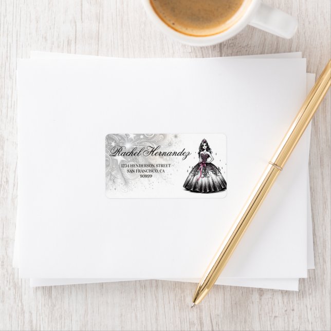 Étiquette Petite fille de Quinceañera violet et noire (En situation)