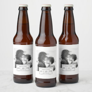 Étiquette Pour Bouteilles De Bière Insigne photo   Enregistrer La Date   Étiquette de
