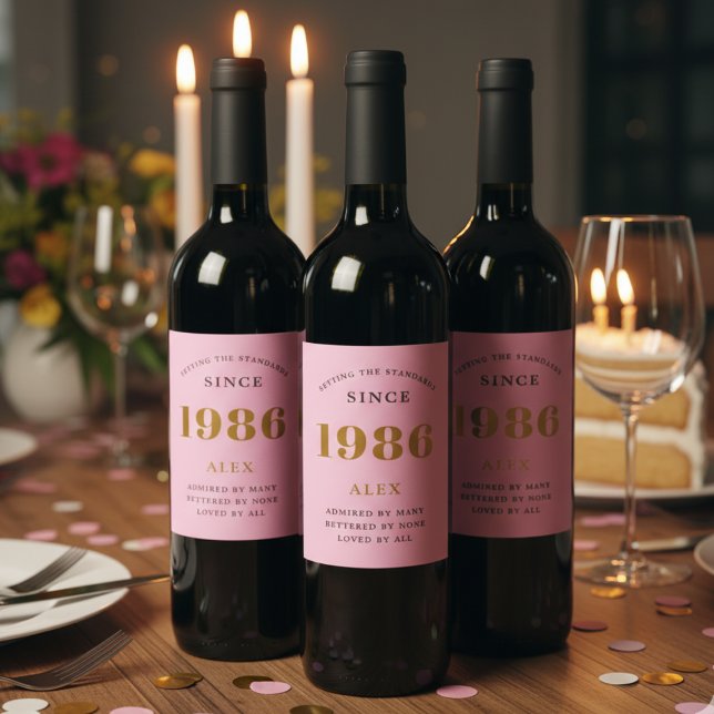 Étiquette Pour Bouteilles De Vin 40e anniversaire Nom 1986 Pink Gold Elegant Chic (1986 wine bottle labels on a party table.)