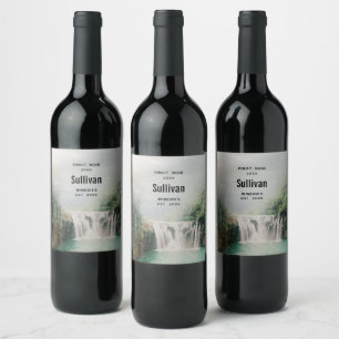 Étiquette Pour Bouteilles De Vin Belle cascade dans une forêt de montagne
