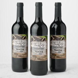 Étiquette Pour Bouteilles De Vin Cute Raccoon reposant sur un journal Anniversaire