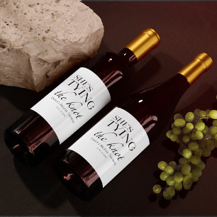 Étiquette Pour Bouteilles De Vin Elle noue le noeud   Fête des mariées noire et bla