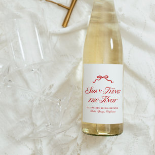 Étiquette Pour Bouteilles De Vin Elle Noue Le Nœud Rouge Élégant Dessiné à la Main 