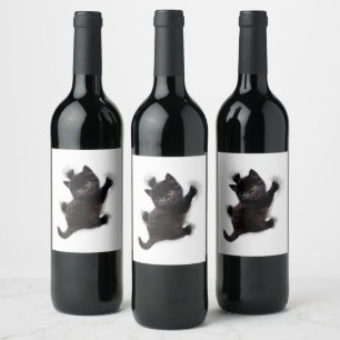 Étiquette Pour Bouteilles De Vin Escalade de chat noir sur le dos humain