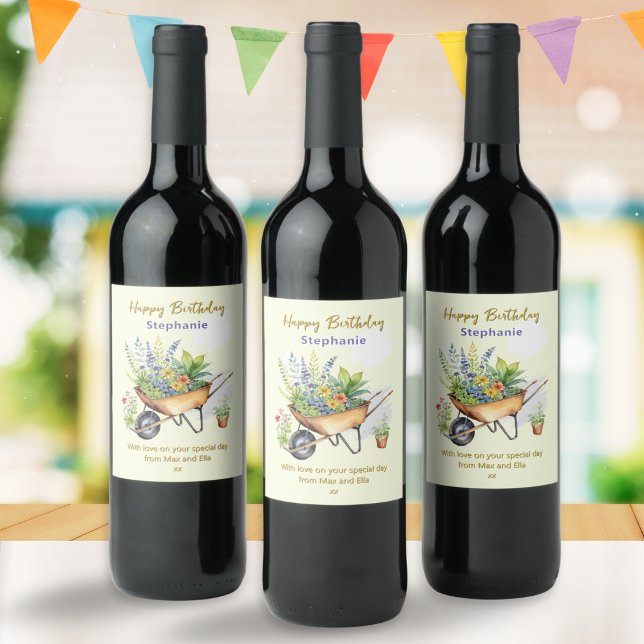 Étiquette Pour Bouteilles De Vin Garden Wheelbarrow Joyeux anniversaire Personnalis (Personalized wine bottle labels for garden lovers, with wheelbarrow of flowers in a watercolor style)