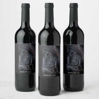 Étiquette Pour Bouteilles De Vin Mockup Elegant Cheval Noir Étiquette de vin person