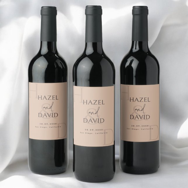 Étiquette Pour Bouteilles De Vin Modern Minimalist Brown Monogram Wedding (Modern minimalist brown monogram wine label adds a warm, personalized touch to wedding tables.)