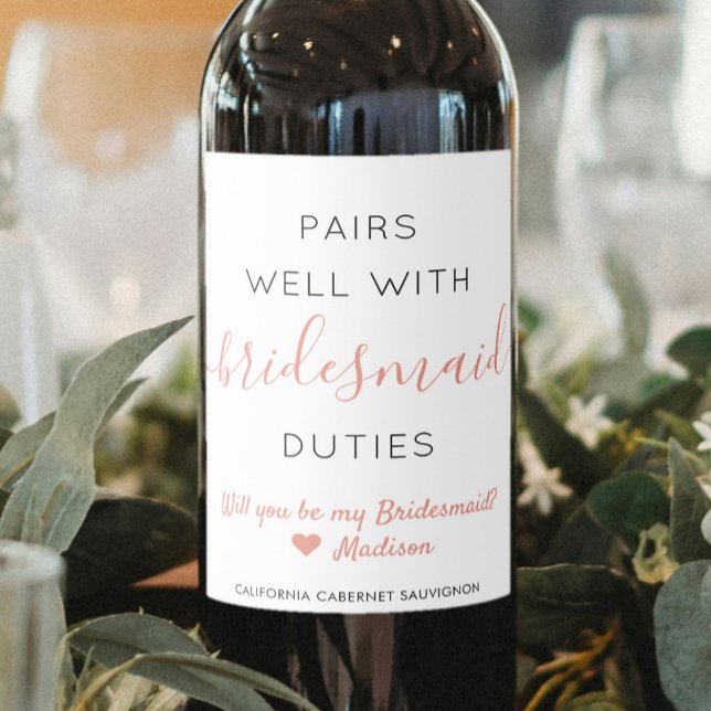 Étiquette Pour Bouteilles De Vin Pairs Well Bridesmaid Proposition Modern Pink Scri (Créateur téléchargé)