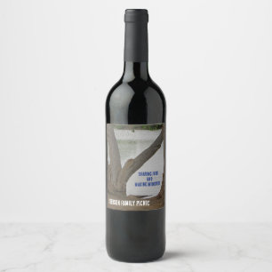 Étiquette Pour Bouteilles De Vin Pique-nique familial en plein air avec vue sur le