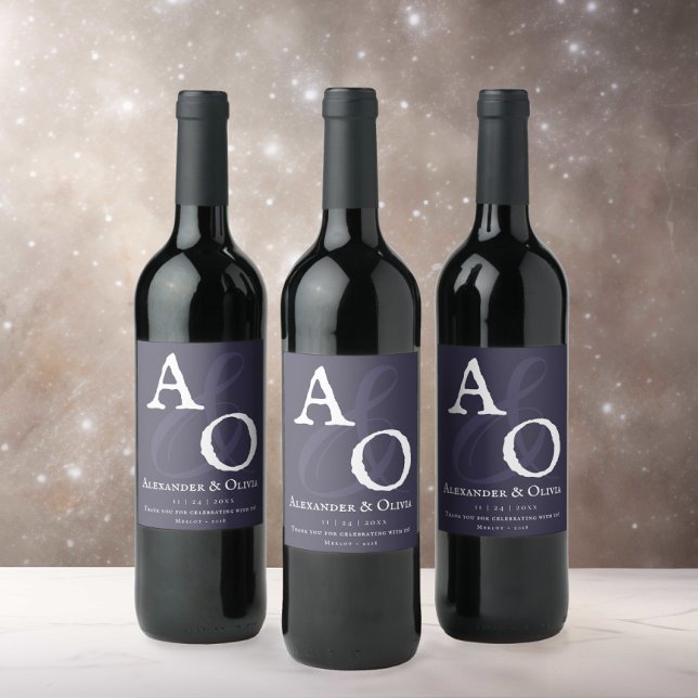 Étiquette Pour Bouteilles De Vin Plum violet minimaliste Mariage Monogramme (Plum Purple Minimalist Monogram Wedding Wine Label)