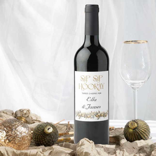 Étiquette Pour Bouteilles De Vin Sip Sip Hooray Holly Garland Mariage de Noël (Wedding Wine Bottle Labels from the Holly Bells Wedding Collection by Darling and May)