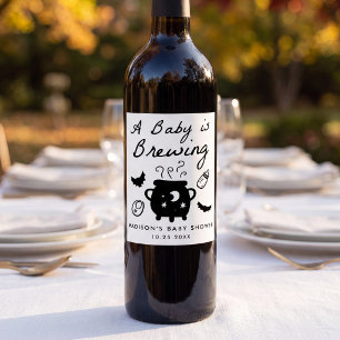 Étiquette Pour Bouteilles De Vin Une Baby Shower Halloween "Un Bébé est en Train de