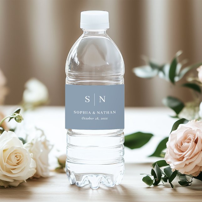 Étiquette Pour Bouteilles D'eau Bleu Dusty minimaliste et chic | Mariage monogramm (Créateur téléchargé)