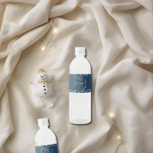Étiquette Pour Bouteilles D'eau Coquette hiver neige bleu il fait froid (Snowy Winter Coquette blue it's Cold Water Bottle Label)