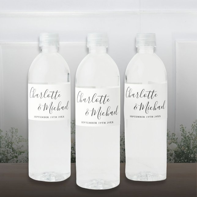 Étiquette Pour Bouteilles D'eau Élégant Script Signature Mariage noir et blanc (Elegant Signature Script Black And White Wedding Water Bottle Label)