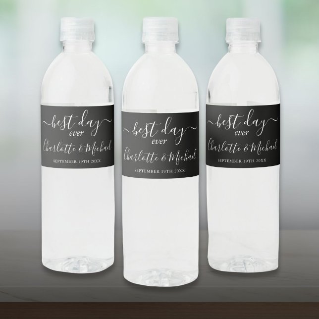 Étiquette Pour Bouteilles D'eau Meilleur Jour De Chic Mariage De Script Noir Et Bl (Best Day Ever Chic Black And White Script Wedding Water Bottle Label)