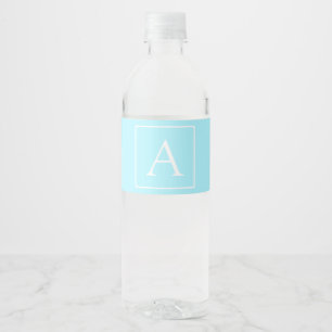 Étiquette Pour Bouteilles D'eau Monogramme bleu ciel simple