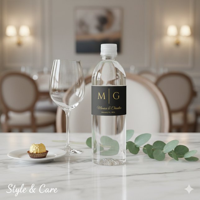 Étiquette Pour Bouteilles D'eau Stylish Monogram With Couple Name Black (Stylish Monogram With Couple Name Black Water Bottle Label)