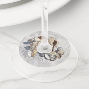 Étiquette Pour Verre De Vin Une collection de coquillages sur le sable