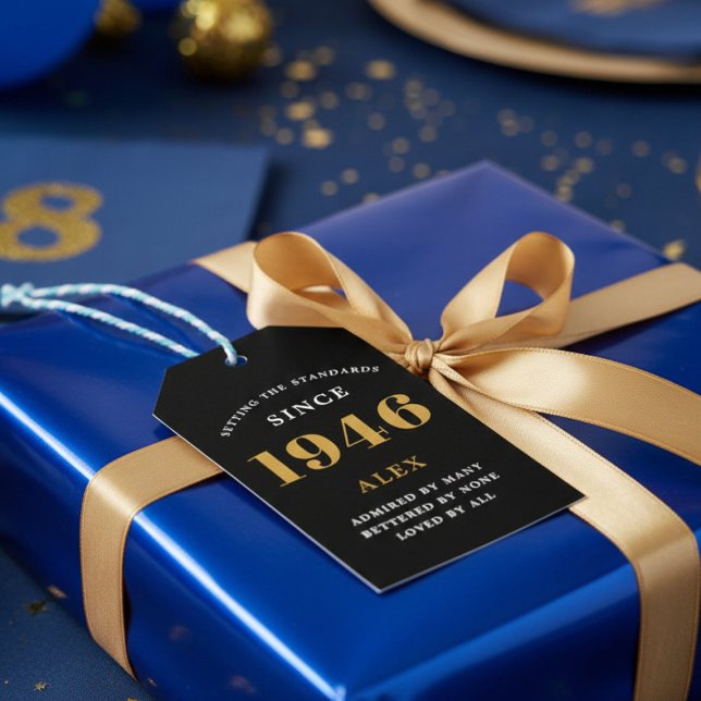 Étiquettes-cadeau 80e Anniversaire Nom 1946 Noir Or Élégant Chic (1946 gift tag on a blue gift.)
