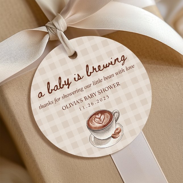 Étiquettes Cadeau A Baby is Brewing Gingham Coffee Baby Shower Gift (Créateur téléchargé)