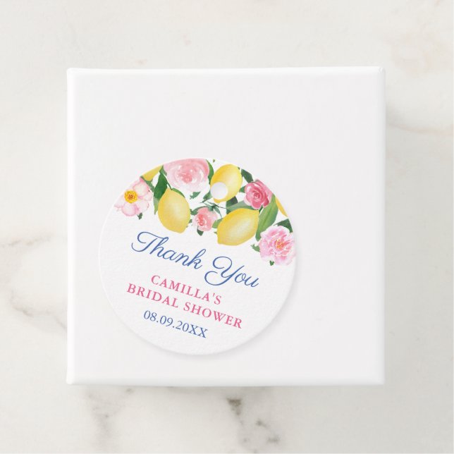 Étiquettes Cadeau Amalfi Lemons Blue Tile Baby ou Wedding shower (En situation)