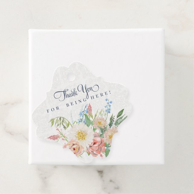 Étiquettes Cadeau Aquarelle Fleurs Bleu Poussiéreux et Rose Blush Ma (En situation)
