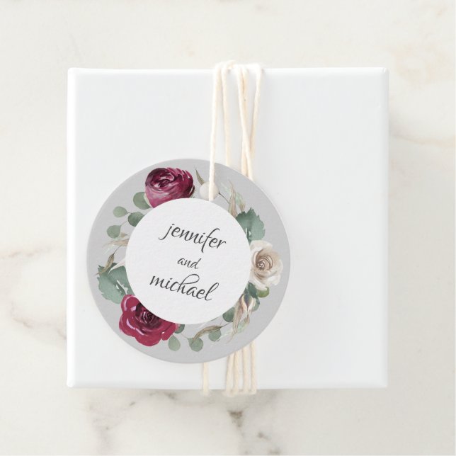 Étiquettes Cadeau Aquarelle rustique Floral Bourgogne et Roses blanc (En situation)