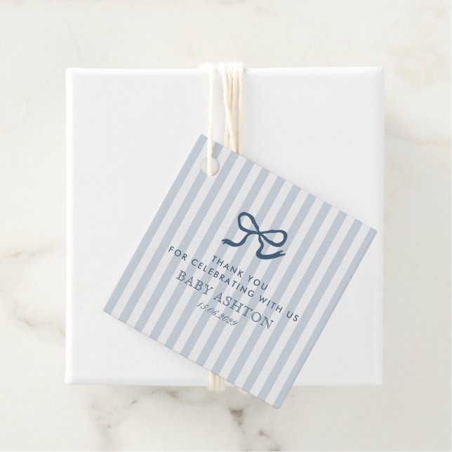 Étiquettes Cadeau Baby shower Bleu Bow & Stripes (En situation)