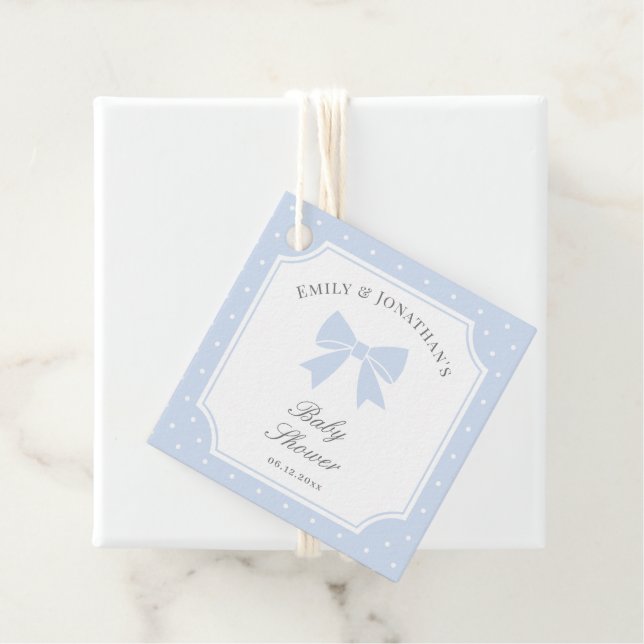 Étiquettes Cadeau Baby shower classique Pois Dusty Blue Bow Boy (En situation)