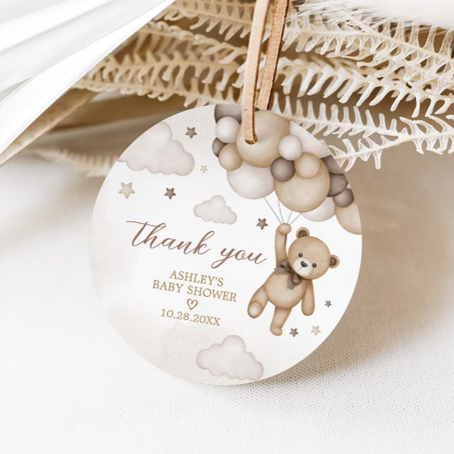 Étiquettes Cadeau Baby shower de ballon à ours Brown rond (Brown Bear Balloon Baby Shower Round Favor Tags)